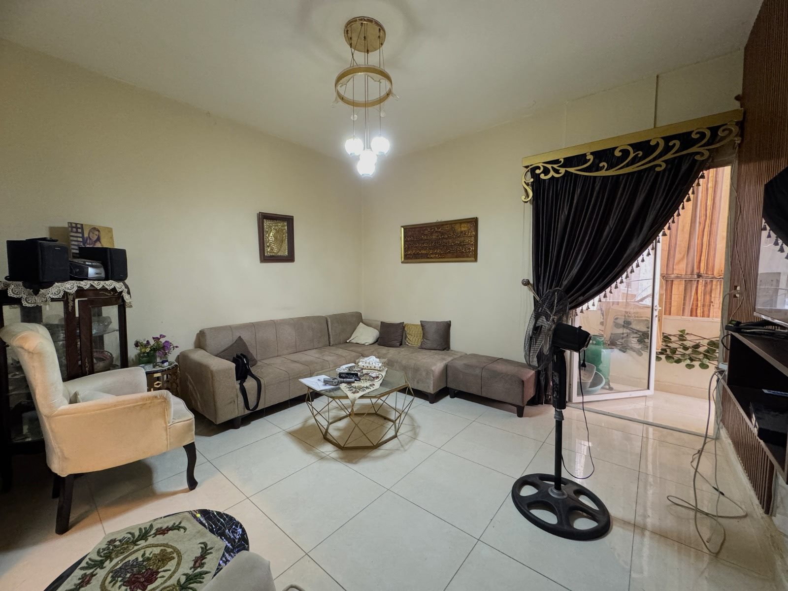 Ref (MO11.A.19)

A furnished 60 m2 apartment for sale in Ain el remaneh

5th floor (not last)

It consists of:
•	Sitting room
•	Kitchen
•	Balcony
•	Bedroom
•	Bathroom
•	Fully furnished
•	Elevator 
•	Old building
•       Fully renovated

Ideal deal for investment and BNB
Asking price: 75,000 USD

Brokerage fees: 2.5 % in case of selling / 1 month rental value in case of rent. 

For more info, kindly contact us on 71 66 55 71 / 71 788 178 or message us on WhatsApp with your full name and the reference number of the property and we will contact you the soonest.

I SOLD is a member of the Real Estate Syndicate of Lebanon (REAL)

I SOLD (Lebanon), Zalka Highway, Zalka 690 Bld. 6th Floor



رسوم الوساطه في حاله البيع ٢٫٥ ٪ وقيمة شهر في حالة الإيجار 

للمزيد من المعلومات، يرجى الاتصال بنا على  (71788178)(96171665571+) أو مراسلتنا على الواتساب مع الإسم الكامل والرقم المرجعي للعقار وسنتواصل معك في أقرب وقت

شركة  ( أي سولد )  عضو في نقابه الوسطاء والاستشاريين العقاريين في لبنان	 